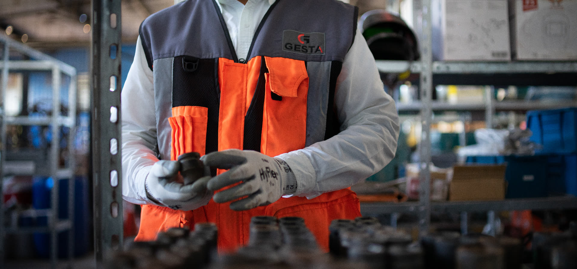Trabajador GESTA inspeccionando componentes en taller